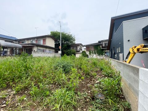 高低差のないフラットな敷地は、毎日のお車の出し入れや自転車の駐輪もスムーズそのもの。お部屋の奥まで光を届ける配置がしやすく、2家族それぞれのこだわりや快適さをしっかり詰め込める、売地です。