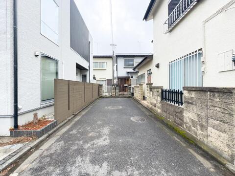 「落ち着いた前面道路」 南東側は幅員約4.2mの道路に面しており、車の通り抜けが少なく静かで安全な住環境が保たれています。南西側は幅員10.55mの広大な公道にも接しており、開放感のある立地です。