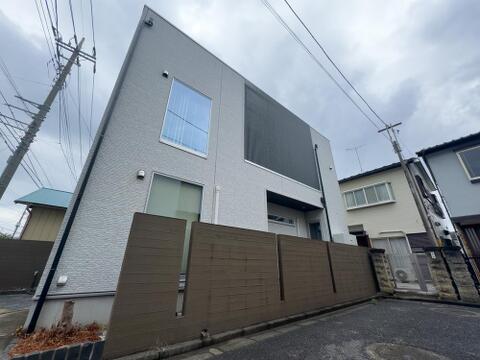 「洗練された和モダン外観」 スタイリッシュなグレーの外壁に、京都の町家を思わせる大型の縦格子ルーバーが目を引く意匠性の高い外観。プライバシー性、通風性、デザイン性を兼ね備えたこだわりの邸宅です。