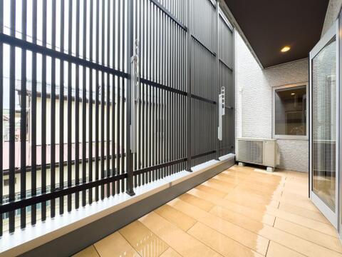 「プライバシーを守るバルコニー」 2階リビングに面したバルコニーには、縦格子ルーバーを設置。周囲の視線を気にせず、光と心地よい風を感じながら、いつでも安心して洗濯物を干せるプライベート空間です。