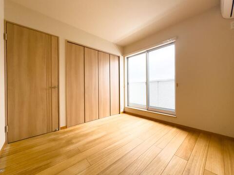 「3階・明るい洋室」 大きな掃き出し窓から陽光が差し込む明るい居室。3階ベランダへ直接出入りできる開放的な間取りです。大型収納付きで、衣類から季節物までたっぷりと整理整頓できます。