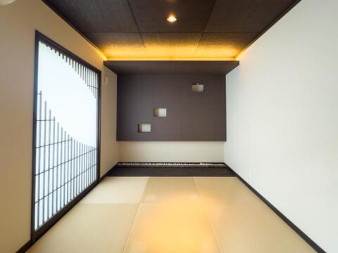 「意匠を凝らした和室」 琉球畳風のモダンな畳に、格調高い漆黒の天井、情緒ある飾り壁。縦格子の障子から漏れる柔らかな光が格別です。日本の伝統美が宿る、極上のリラックス空間に仕上がっています。