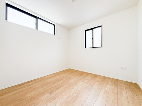 ゆとりある広さの居室は、家具の配置がしやすく使い勝手の良い空間です。採光も良好で、生活スタイルに合わせて自由にレイアウトできます。