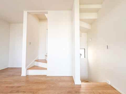 各部屋にゆとりのある広々とした間取りが特徴の住まい。家族みんながのびのびと快適に暮らせる明るく開放的な空間設計で、豊かで充実した毎日の暮らしが実現します。