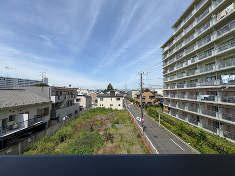 閑静な住宅街に位置するからこその落ち着いた眺望。窓の外に広がる穏やかな街並みが、日々の暮らしに静かな安らぎをもたらします。