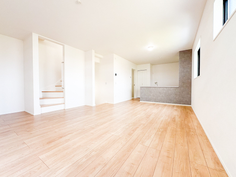 明るい色調とシンプルなデザインが印象的な建売住宅の外観。清潔感が漂い、季節の移り変わりとともに美しい表情を見せる家です。長く愛されるデザインで、住む人に安心感と快適さを与えてくれます。