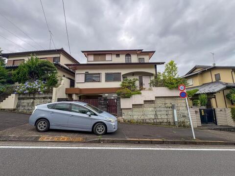 閑静な住宅街に佇む、落ち着いた雰囲気の物件です。緑豊かな環境で、お子様とのびのびと暮らせる穏やかな日常がここにあります。