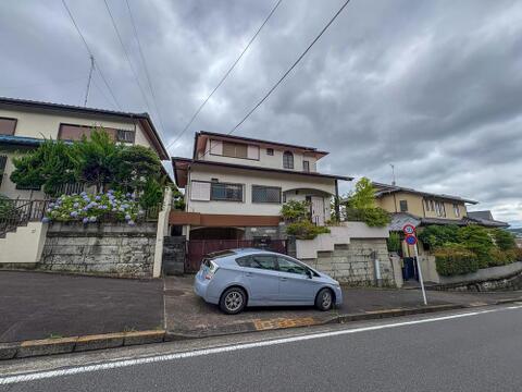 緑豊かな閑静な住宅街に佇む、落ち着いた雰囲気の住まい。穏やかな環境は、お子様とのびのびと過ごす家族の日常を優しく包み込みます。