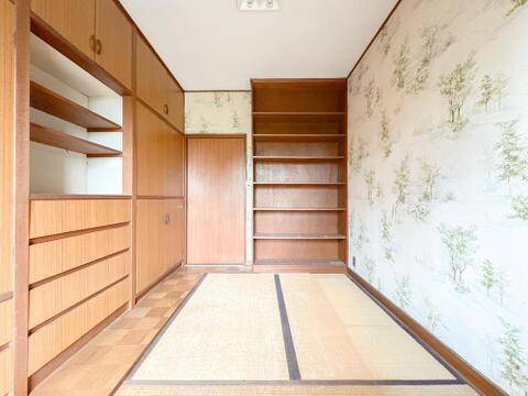 豊富な収納と書棚を備えた居室は、お子様の成長や趣味に合わせて多目的に活用できます。和やかな壁紙が心地よい空間を演出します。