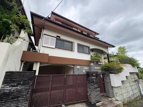 落ち着いた色合いのモダンな外観が印象的な住まい。ガレージ付きで、雨の日も安心してお子様と乗り降りできます。