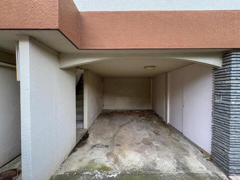 雨の日も濡れずに乗り降りできる屋根付き駐車スペース。大切なお車を雨風から守り、家族のお出かけ準備もスムーズ。毎日の生活にゆとりをもたらします。