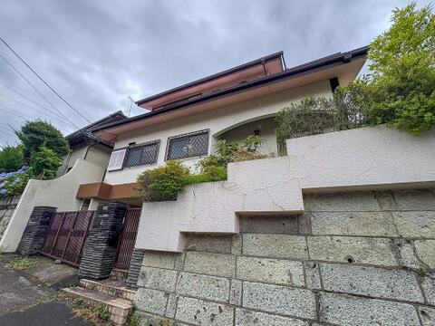 緑豊かな環境に溶け込む、落ち着いた佇まいの住まい。石垣が安心感を添え、家族の毎日を優しく見守ります。自然の息吹を感じながら、健やかな子育てを。