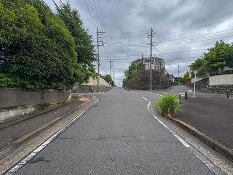 緑に囲まれた穏やかな住宅街の通り。家族で散歩を楽しんだり、お子様の成長を見守るのにぴったりの環境です。