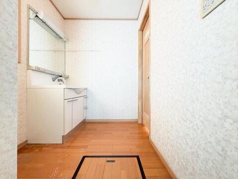 広々とした作業スペースの洗面化粧台は、複数人での使用もしやすい設計です。収納力が充実しており、洗面用具をすっきり整頓できる使いやすい環境が整っています。