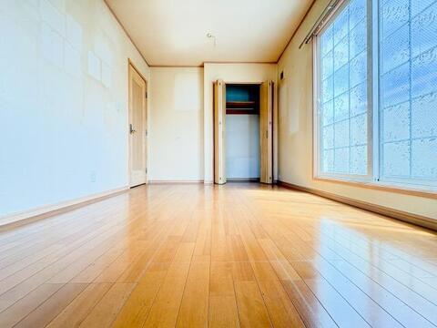 採光に恵まれた明るい居室は、清潔感と快適さが保たれた空間です。ゆとりある広さで趣味や仕事など多目的に活用でき、心地よい暮らしをサポートします。