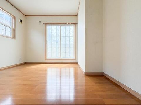 採光に恵まれ、静かな環境に位置する寝室。朝の自然光で心地よく目覚め、夜は静寂の中でゆっくりと休める、質の高い眠りを支える空間です。