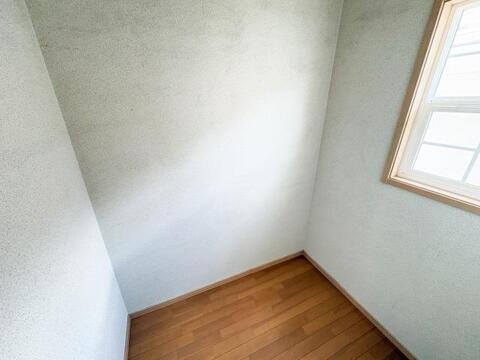ゆとりのあるウォークインクローゼットは、洋服やバッグなどをまとめて整理できる便利な空間です。収納力に優れており、すっきりと片付くため、衣類の管理がしやすく、毎日の支度がスムーズになります。