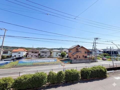 閑静な住宅街に位置するからこその落ち着いた眺望。窓の外に広がる穏やかな街並みが、日々の暮らしに静かな安らぎをもたらします。