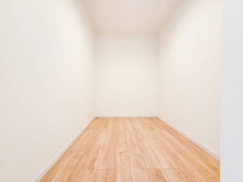 ゆとりのあるウォークインクローゼットは、洋服やバッグなどをまとめて整理できる便利な空間です。収納力に優れており、すっきりと片付くため、衣類の管理がしやすく、毎日の支度がスムーズになります。