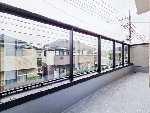 広々なバルコニーは、日当たりが良く、洗濯物がすっきりと乾きやすいのが魅力です。風通しも良いため、毎日のお洗濯が快適に進み、家事の負担が軽減されます。自然の風を感じながら、清々しいひとときを過ごせます。