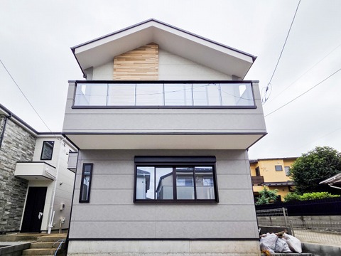 シンプルモダンな外観が魅力の建売住宅。飽きのこないデザインが特徴で、どんなインテリアにもマッチし、周辺の街並みにも自然と溶け込みます。上品な外観が、帰宅するたびにほっとする空間を演出してくれます。