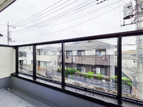 広々なバルコニーは、日当たりが良く、洗濯物がすっきりと乾きやすいのが魅力です。風通しも良いため、毎日のお洗濯が快適に進み、家事の負担が軽減されます。自然の風を感じながら、清々しいひとときを過ごせます。