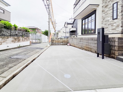 敷地内に駐車場があるため、車の移動がスムーズに行え、日常の外出が便利です。安心して利用できる駐車場です。