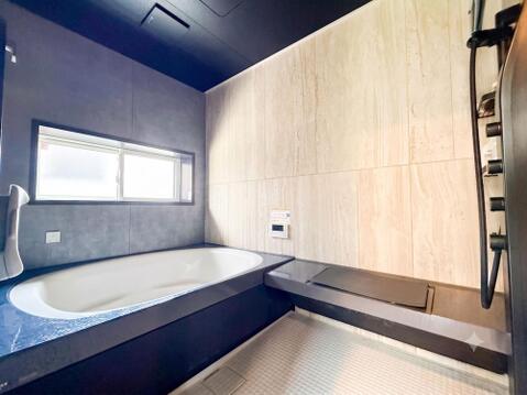 シックな黒天井が引き締める、上質なホテルのようなバスタイム。(一部CG加工)