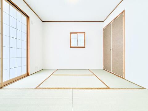 リビングに隣接した和室は、開け放せばリビングと一体化する広々とした空間になります。仕切ることで個室としても使えるため、生活スタイルに合わせて活用できます。