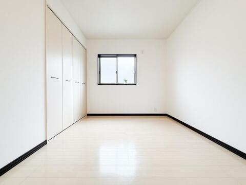 ゆとりある広さの居室は、家具の配置がしやすく使い勝手の良い空間です。採光も良好で、生活スタイルに合わせて自由にレイアウトできます。