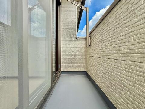 ゆとりある広さのバルコニーは、洗濯物がたっぷり干せるうれしい設備です。屋外の空気を感じながらくつろげるスペースとしても活用でき、生活の幅が広がります。