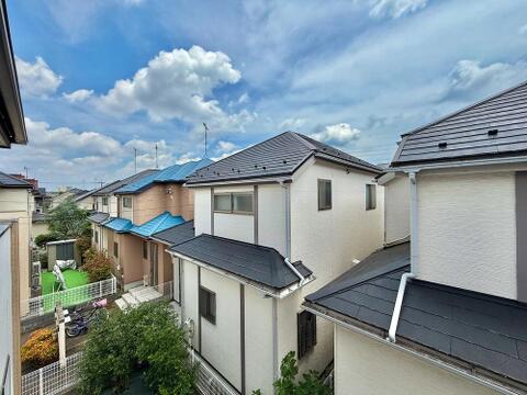 閑静な住宅街に位置するからこその落ち着いた眺望。窓の外に広がる穏やかな街並みが、日々の暮らしに静かな安らぎをもたらします。