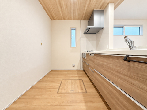 対面式キッチンに豊富な収納スペースを設けた使いやすい設計。食器や調理器具をすっきり整理でき、調理中も家族と会話が弾む機能的でとても使いやすいキッチンです。