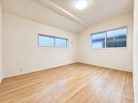 ゆとりある広さの居室は、家具の配置がしやすく使い勝手の良い空間です。採光も良好で、生活スタイルに合わせて自由にレイアウトできます。