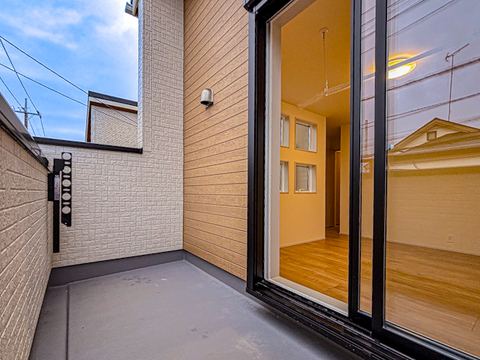 ゆとりある広さのバルコニーは、洗濯物がたっぷり干せるうれしい設備です。屋外の空気を感じながらくつろげるスペースとしても活用でき、生活の幅が広がります。