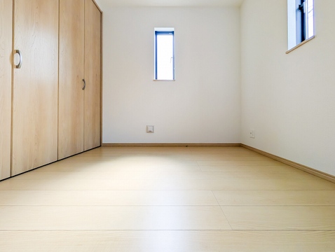 二面採光で明るく風通しの良いお部屋です。癖のないシンプルな内装で家具のレイアウトも合わせやすいです。