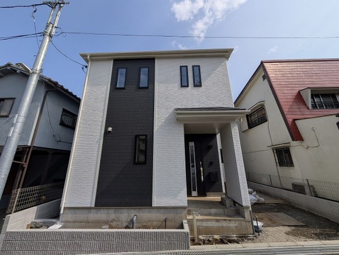 道路からの視線に配慮しつつ、しっかり光を取り込めるよう設計されたスマートな外観です。