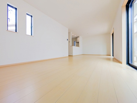 大きな掃き出し窓と複数の窓から自然光が差し込む、明るく開放的なリビング。ご家族が思い思いの時間を過ごせる憩いの空間です。