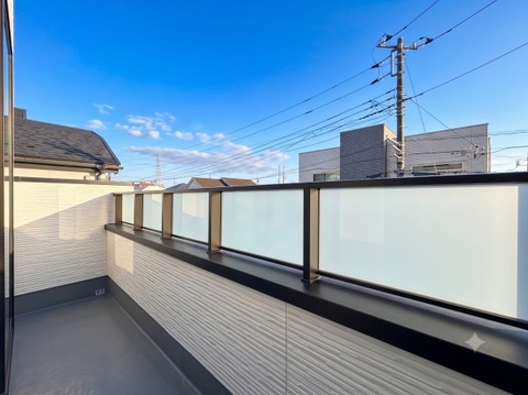 ゆとりある広さのバルコニーは、洗濯物がたっぷり干せるうれしい設備です。屋外の空気を感じながらくつろげるスペースとしても活用でき、生活の幅が広がります。