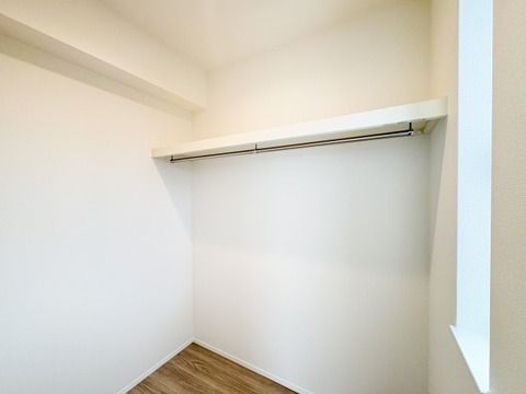 大型のウォークインクローゼットは、衣類から大型荷物までたっぷり収納できます。居室がすっきりと保てるため、日々の生活がより快適で使いやすくなっています。