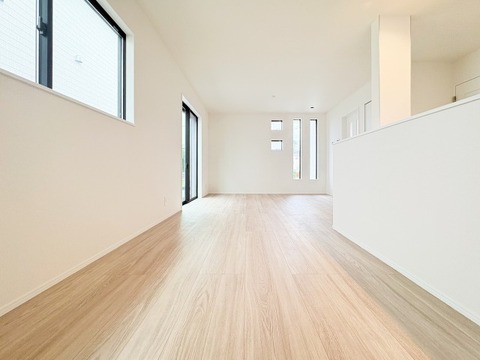 大きな窓を設けた採光重視のリビング。陽光が降り注ぐ明るい空間は、家族が一日中快適に過ごせる居心地の良い場所です。光に満ちた豊かな暮らしをお届けします。