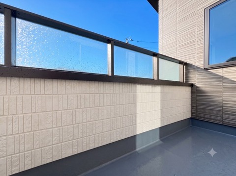 ゆとりある広さのバルコニーは、洗濯物がたっぷり干せるうれしい設備です。屋外の空気を感じながらくつろげるスペースとしても活用でき、生活の幅が広がります。