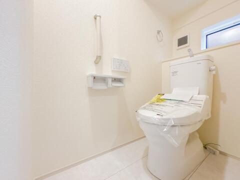 いつまでも清潔な空間であって頂けますように、目に留まるだけではなく、汚れをふき取り易いフロアと壁紙をチョイス致しました。洗浄便座になっておりますので、とても清潔にご使用いただけます。