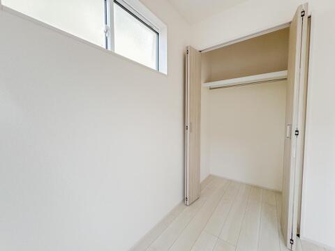 奥行きのあるクローゼットを採用。衣装ケースや、掃除機といった電化製品まで多くの物を収納できるようなつくりになっております。是非一度、ご自身の目でお確かめ下さい。