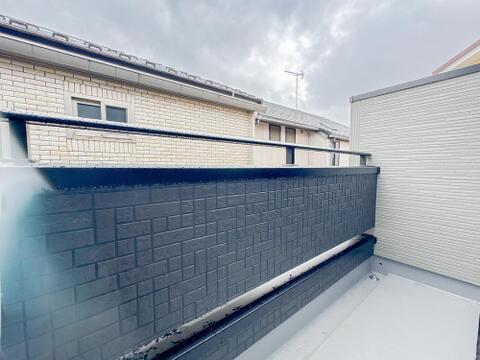 充分な広さが確保されたバルコニー。日当たりのよい住宅エリアですので、多くの陽光が降り注ぎ、室内には陽だまりを生み出してくれます。