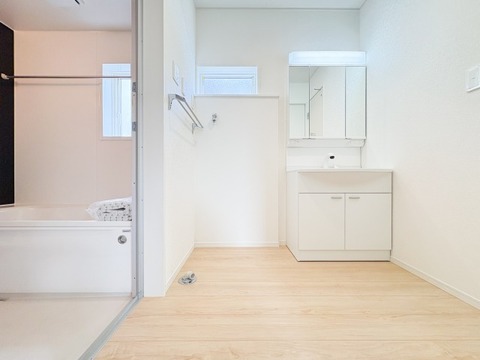 清潔感ある新築の洗面化粧台。機能的な設計と豊富な収納スペースで、毎朝の支度がスムーズに整います。家族みんなが使いやすいゆとりある広さを兼ね備えています。