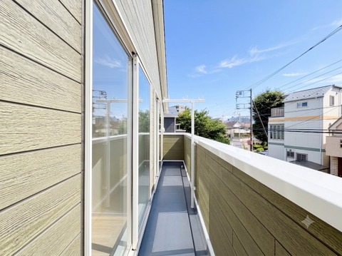 ゆとりある広さのバルコニーは、洗濯物がたっぷり干せるうれしい設備です。屋外の空気を感じながらくつろげるスペースとしても活用でき、生活の幅が広がります。