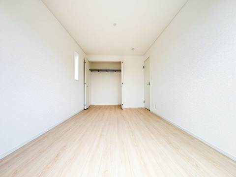 採光に恵まれた明るい居室は、清潔感と快適さが保たれた空間です。ゆとりある広さで趣味や仕事など多目的に活用でき、心地よい暮らしをサポートします。