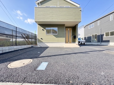 広さがしっかりと確保されたカースペースは、車を持つご家庭にとって嬉しいポイント。荷物の積み下ろしがスムーズで、日常の使い勝手が良く、生活の利便性を高めてくれます。