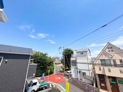 閑静な住宅街に位置するからこその落ち着いた眺望。窓の外に広がる穏やかな街並みが、日々の暮らしに静かな安らぎをもたらします。